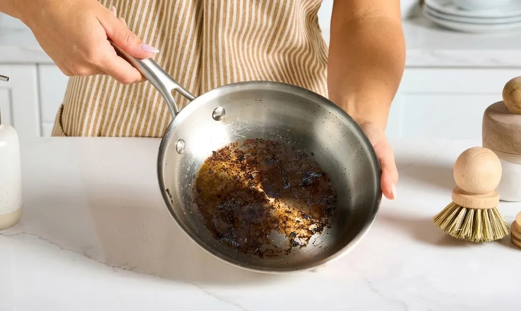 Cách làm sạch chảo bị cháy đen cực nhanh với giấm và baking soda