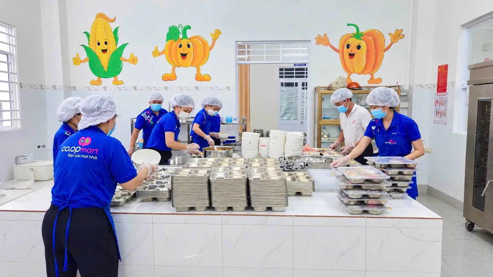 Co.opmart Long Xuyên thực hiện kiểm thực ba bước và lưu mẫu thực phẩm trong 24 giờ theo quy định