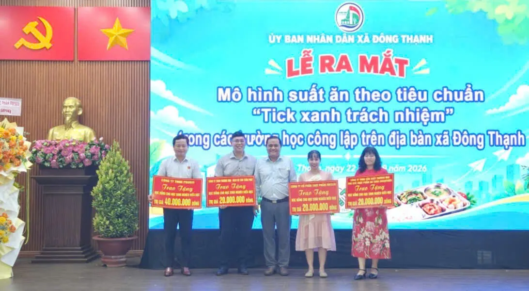 Doanh nghiệp hỗ trợ học bổng cho học sinh nghèo hiếu học của xã Đông Thạnh - Ảnh Bá Nam