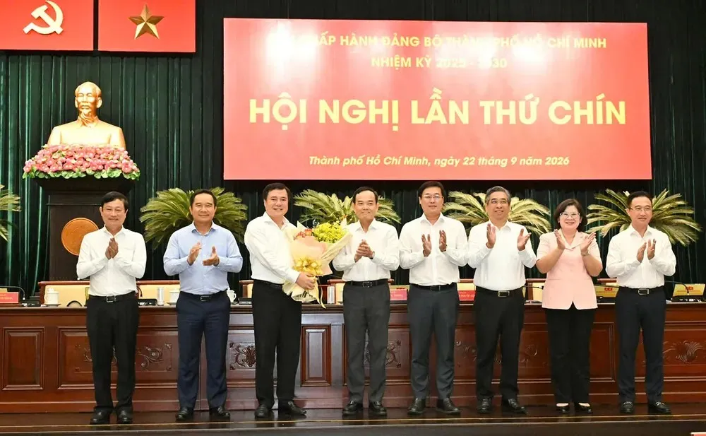 Các đồng chí Thường trực Thành ủy TP. Hồ Chí Minh chúc mừng đồng chí Nguyễn Sinh Nhật Tân - Ảnh: Việt Dũng - SGGP