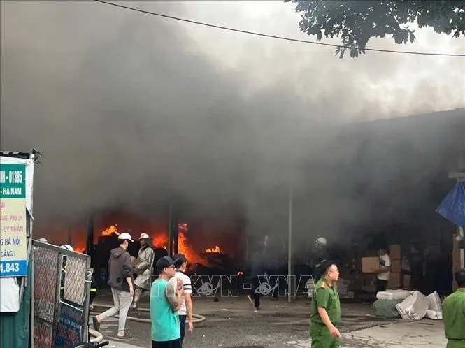 Sau nửa tiếng, ngọn lửa đã cơ bản được khống chế. Ảnh: Phạm Kiên - TTXVN