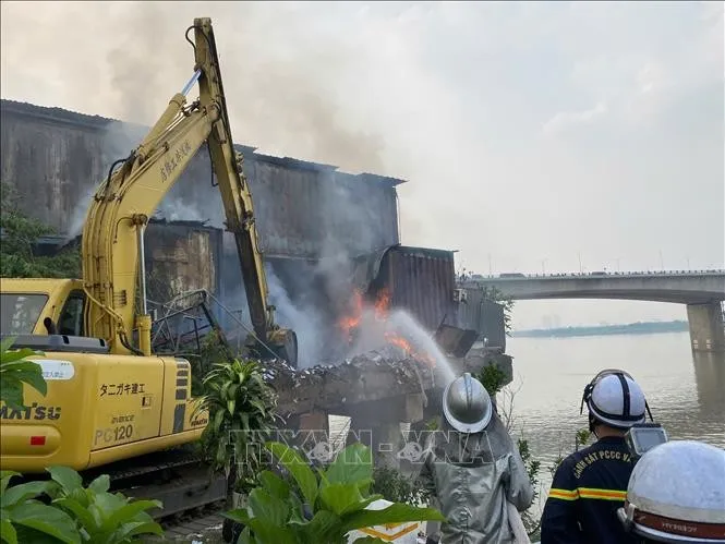 Vụ cháy đã nhanh chóng được dập tắt nhờ sự phản ứng nhanh chóng của lực lượng Cảnh sát PCCC và CNCH. Ảnh: Nhật Anh - TTXVN