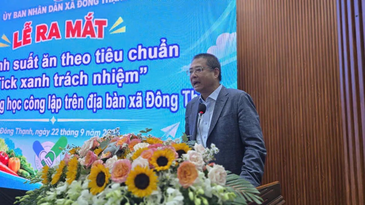 Ông Đào Hà Trung - Chủ tịch Hội Công nghệ Cao TPHCM trình bày suất ăn tick xanh - Ảnh Bá Nam