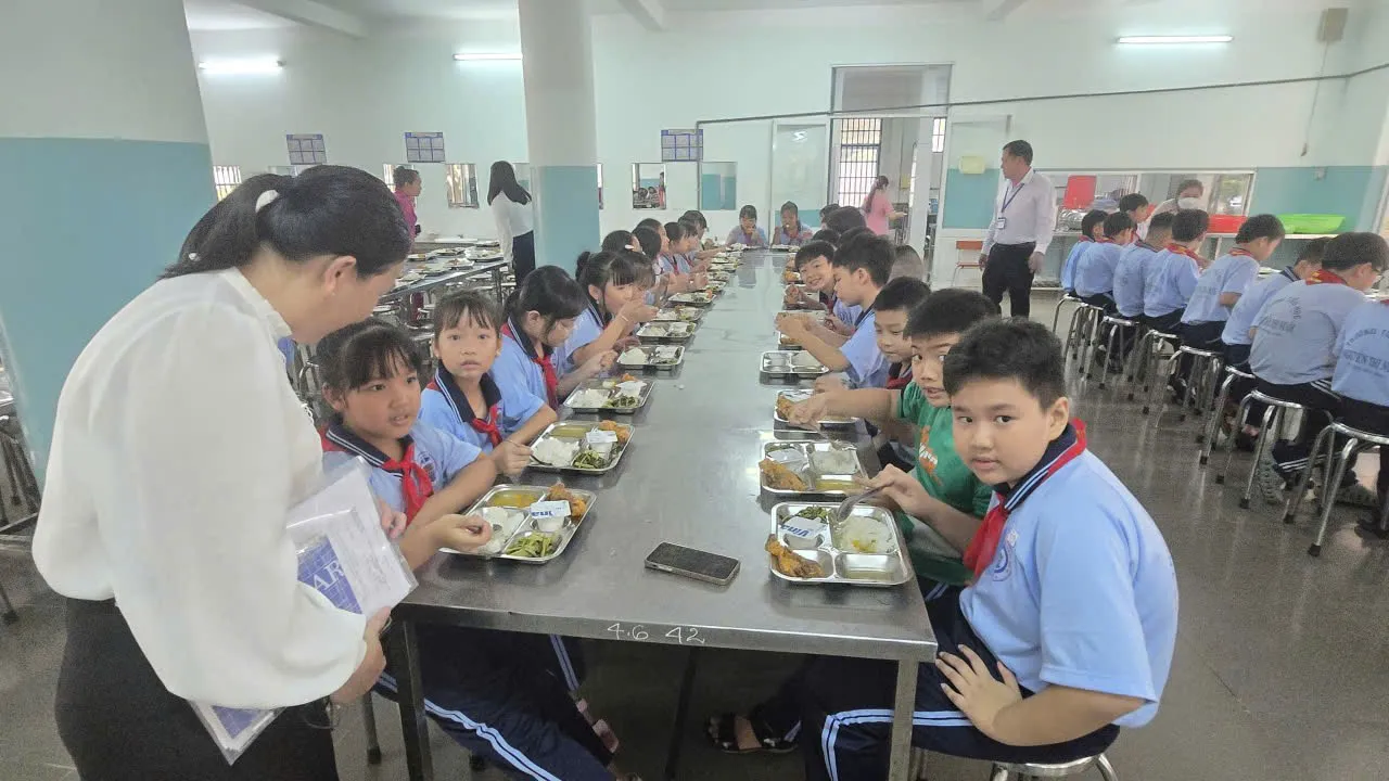 Phòng ăn tập trung dành cho học sinh Trường Tiểu học Nguyễn Thị Nuôi - Ảnh Bá Nam