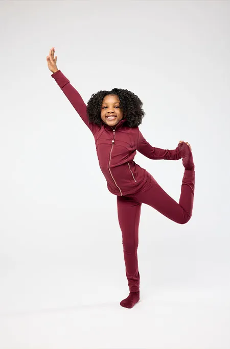 Phoenix Giselle Hicks trình diễn một tư thế yoga