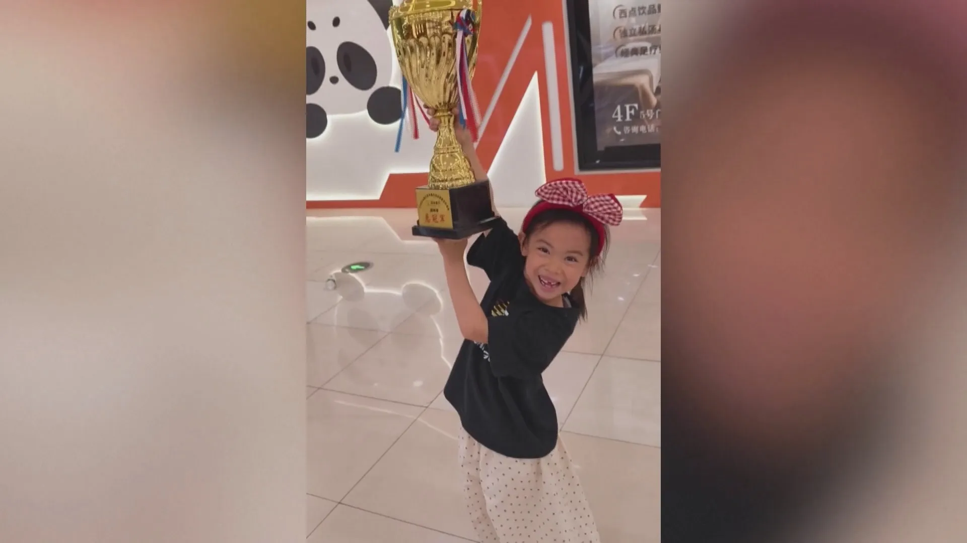 Đằng sau chiếc cúp vàng rạng rỡ của con là những giờ phút miệt mài và sự đồng hành không mệt mỏi của ba mẹ