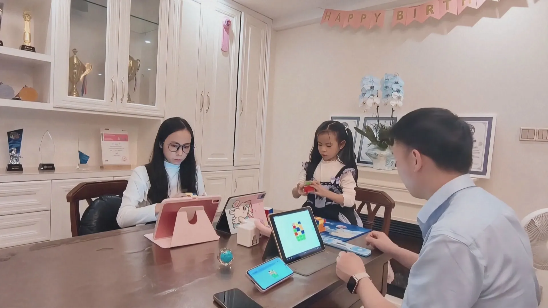 Đằng sau chiếc cúp vàng rạng rỡ của con là những giờ phút miệt mài và sự đồng hành không mệt mỏi của ba mẹ