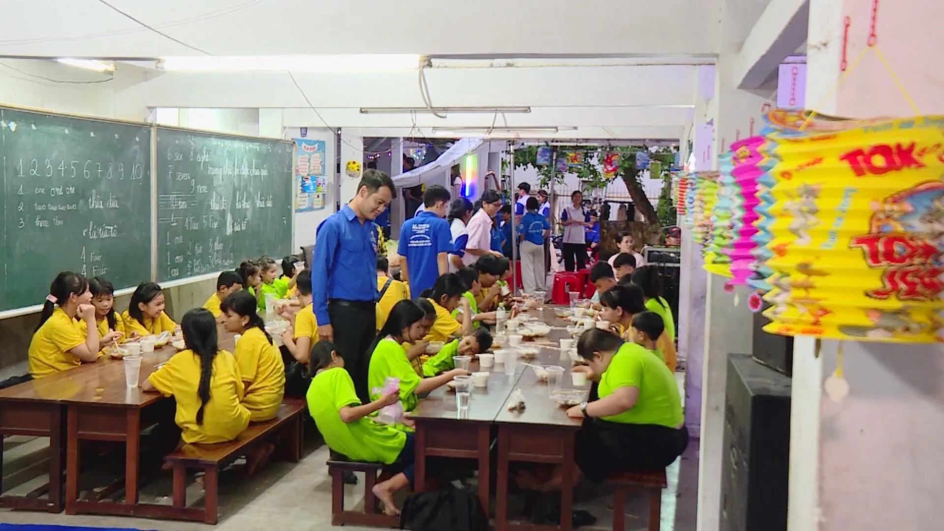 Trung thu ấm áp tại một lớp học tình thương | Vươn Khơi - Ngày 23/9/2026 - Ảnh 3. Trung thu ấm áp tại một lớp học tình thương | Vươn Khơi - Ngày 23/9/2026 - Ảnh 3.