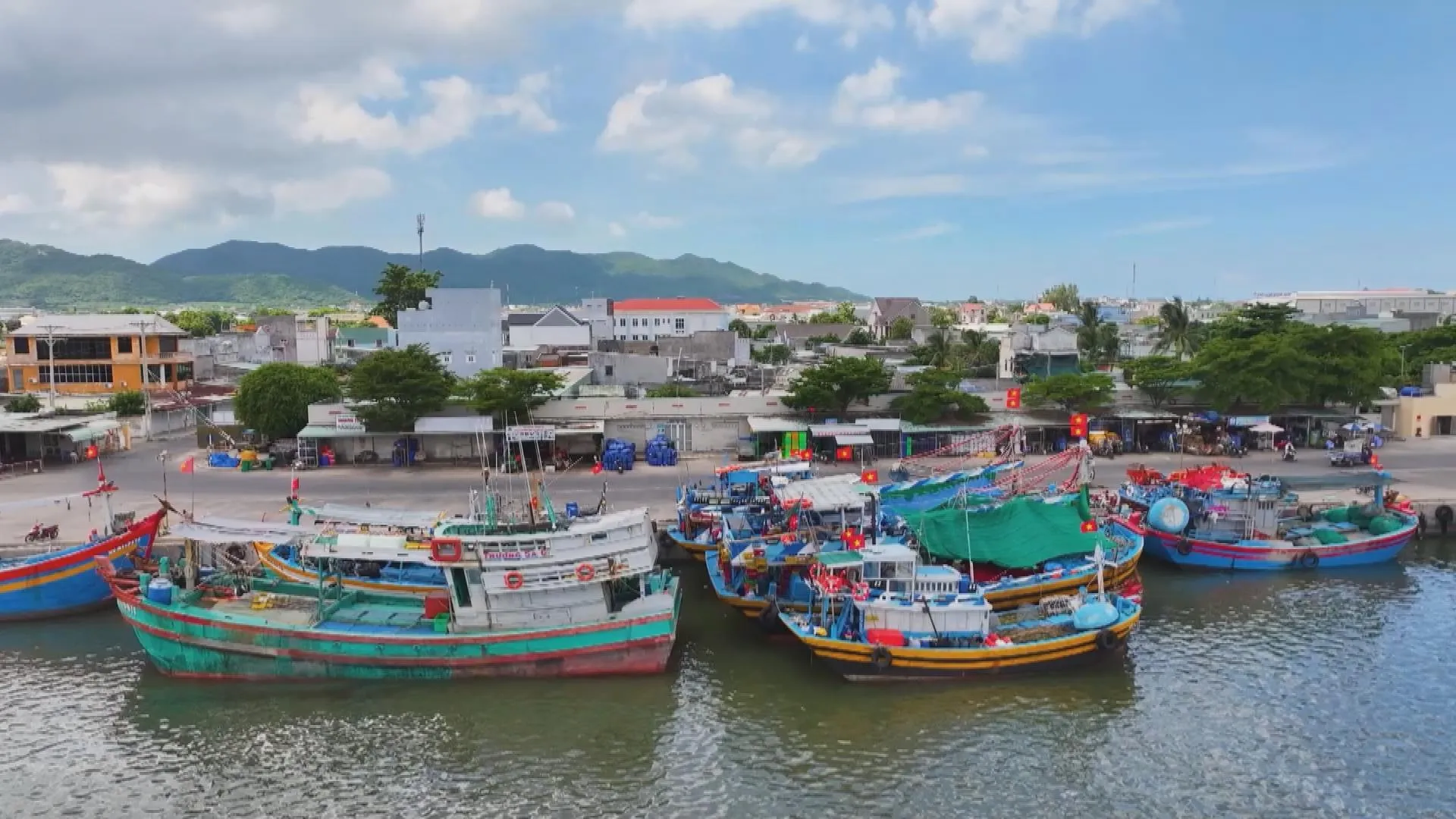 Trung thu ấm áp tại một lớp học tình thương | Vươn Khơi - Ngày 23/9/2026 - Ảnh 6. Trung thu ấm áp tại một lớp học tình thương | Vươn Khơi - Ngày 23/9/2026 - Ảnh 6.