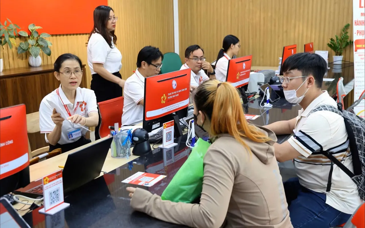 Cán bộ Trung tâm Phục vụ hành chính công phường Minh Phụng, TP Hồ Chí Minh hướng dẫn người dân thực hiện thủ tục hành chính