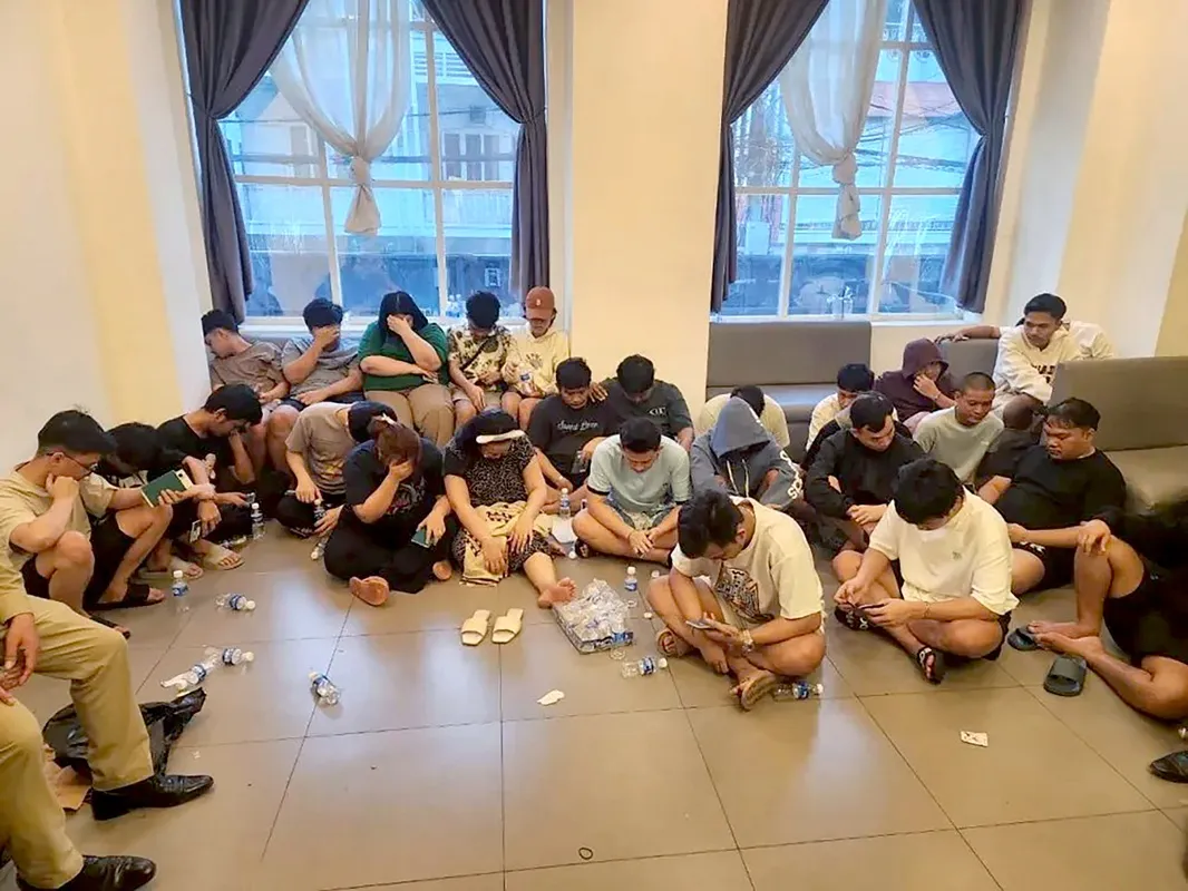 Cảnh sát Campuchia đột kích trung tâm lừa đảo, tịch thu các thiết bị kỹ thuật số - Ảnh CCOS