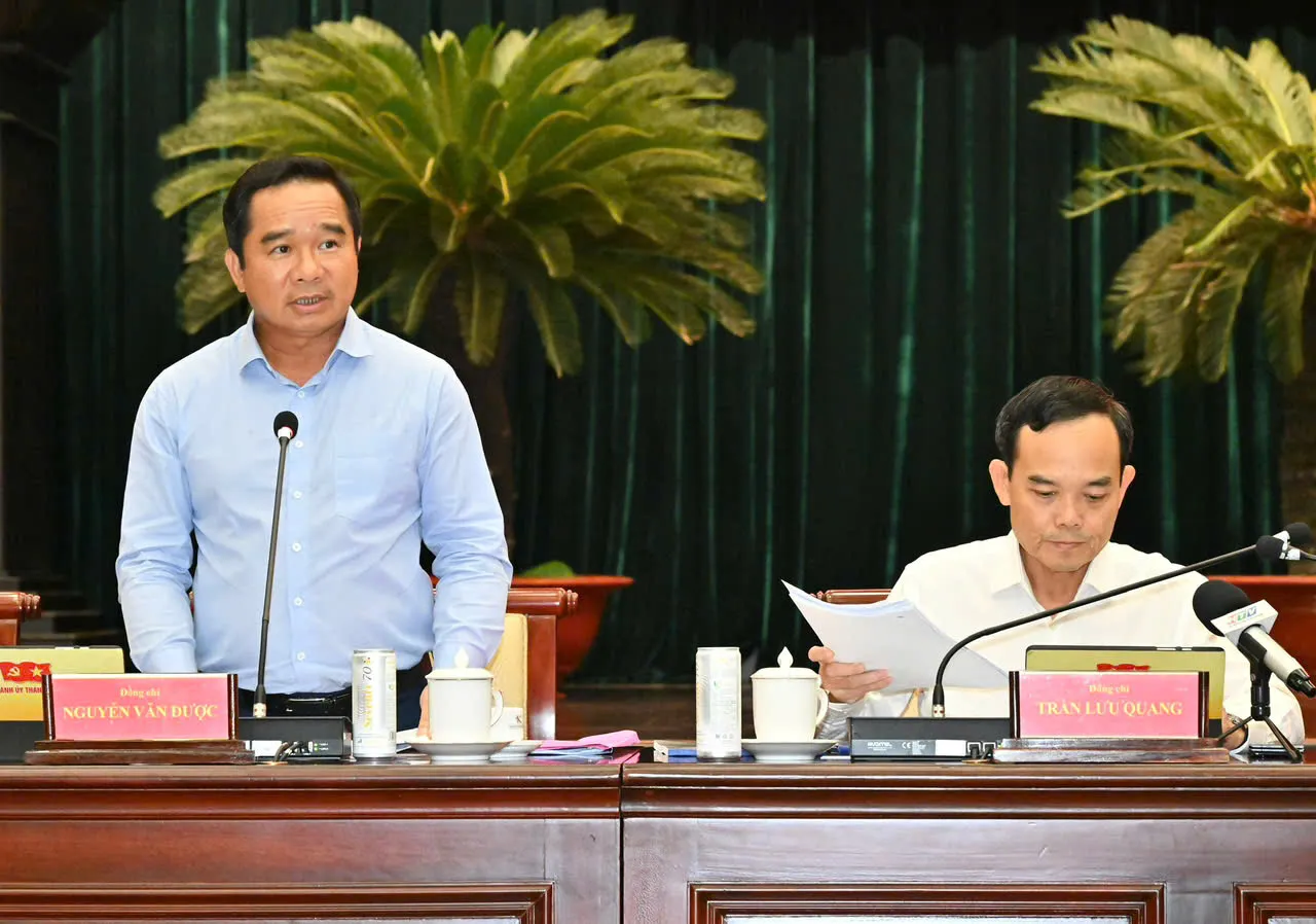 Chủ tịch UBND TPHCM Nguyễn Văn Được điều hành phần thảo luận về tình hình kinh tế - xã hội TPHCM - Ảnh VIỆT DŨNG SGGPO