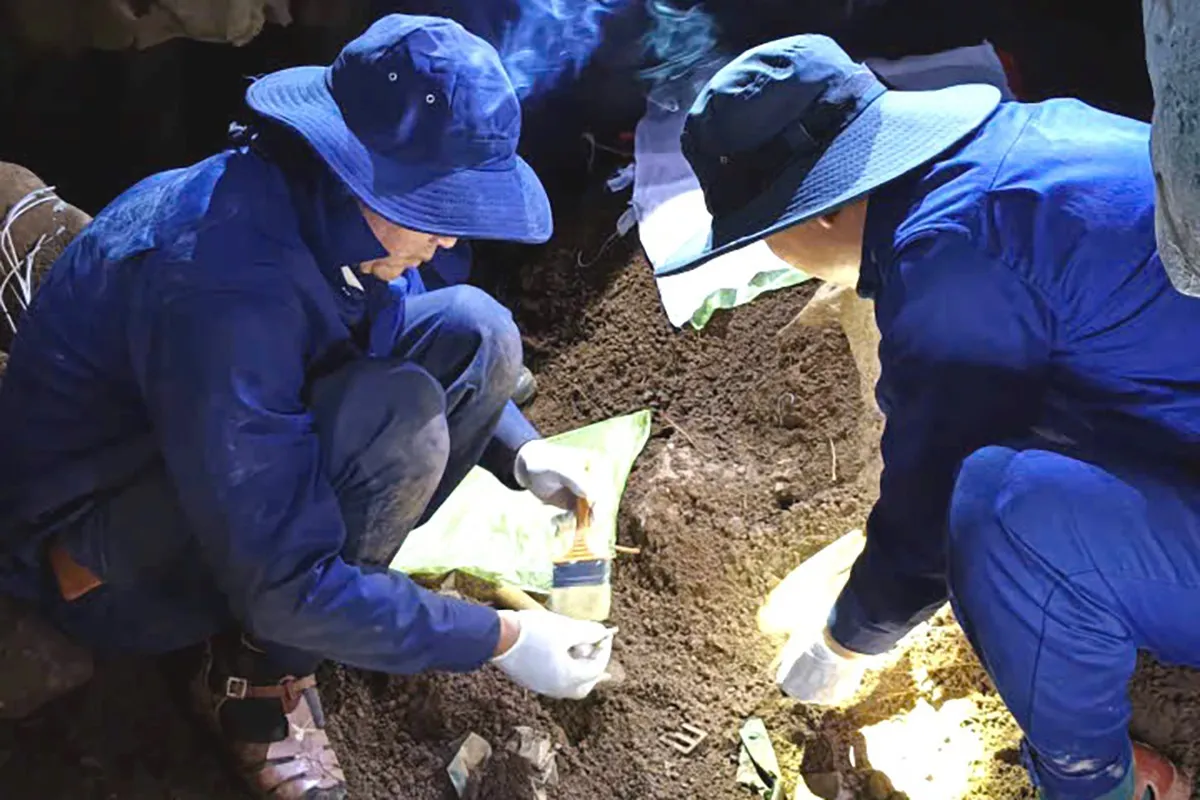Đội Quy tập hài cốt liệt sĩ thuộc Bộ Chỉ huy Quân sự tỉnh Hà Tĩnh tìm thấy hài cốt liệt sĩ quân tình nguyện Việt Nam tại tỉnh Bolikhămxay - Ảnh P.L. TTO