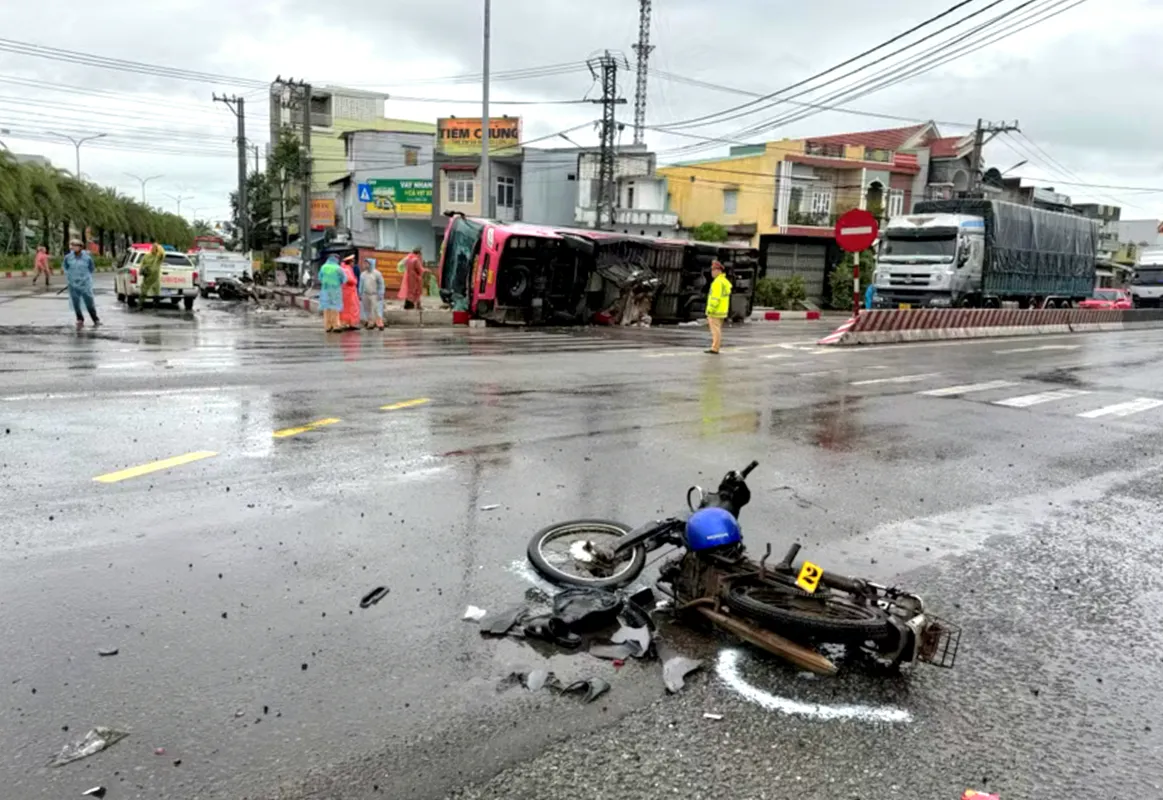 Hiện trường vụ lật xe khách giường nằm sáng 23-9 tại ngã tư Gò Găng, phường An Nhơn Bắc, Gia Lai, làm 2 người chết, 4 người bị thương - Ảnh N.C. TTO