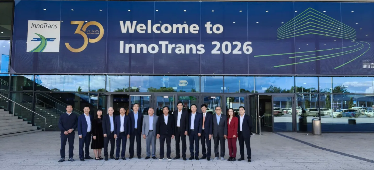 Trong khuôn khổ InnoTrans 2026, Thứ trưởng Bùi Xuân Dũng và Đoàn công tác Bộ Xây dựng đã làm việc và trao đổi trực tiếp với nhiều doanh nghiệp hàng đầu trong lĩnh vực đường sắt