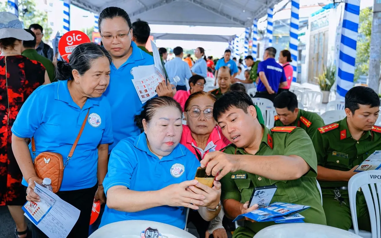 Phường Minh Phụng tổ chức các hoạt động hướng dẫn, hỗ trợ người cao tuổi sử dụng dịch vụ công trực tuyến