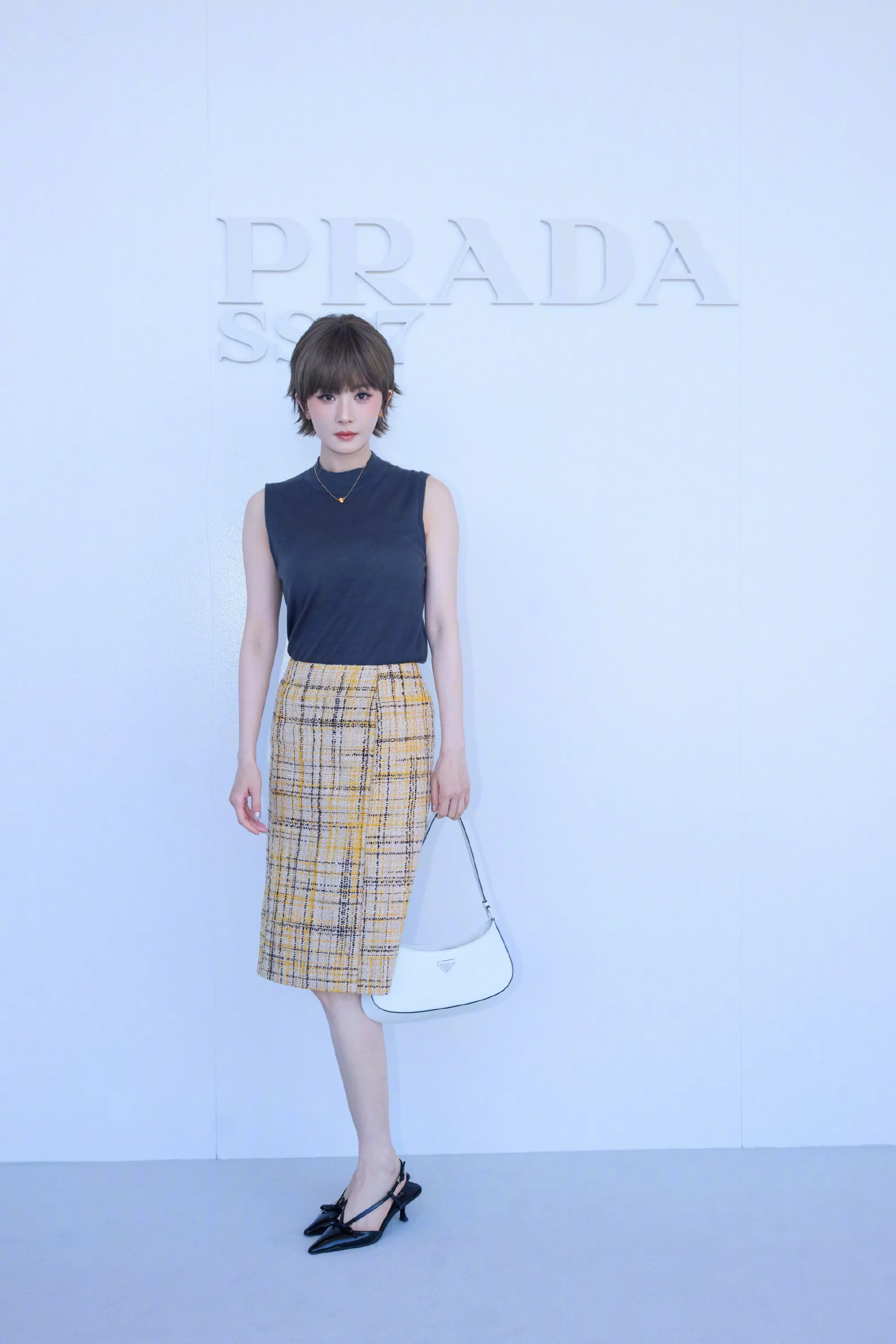 Dương Mịch gây chú ý với mái tóc ngắn nâu xám tại show Prada ở Milan
