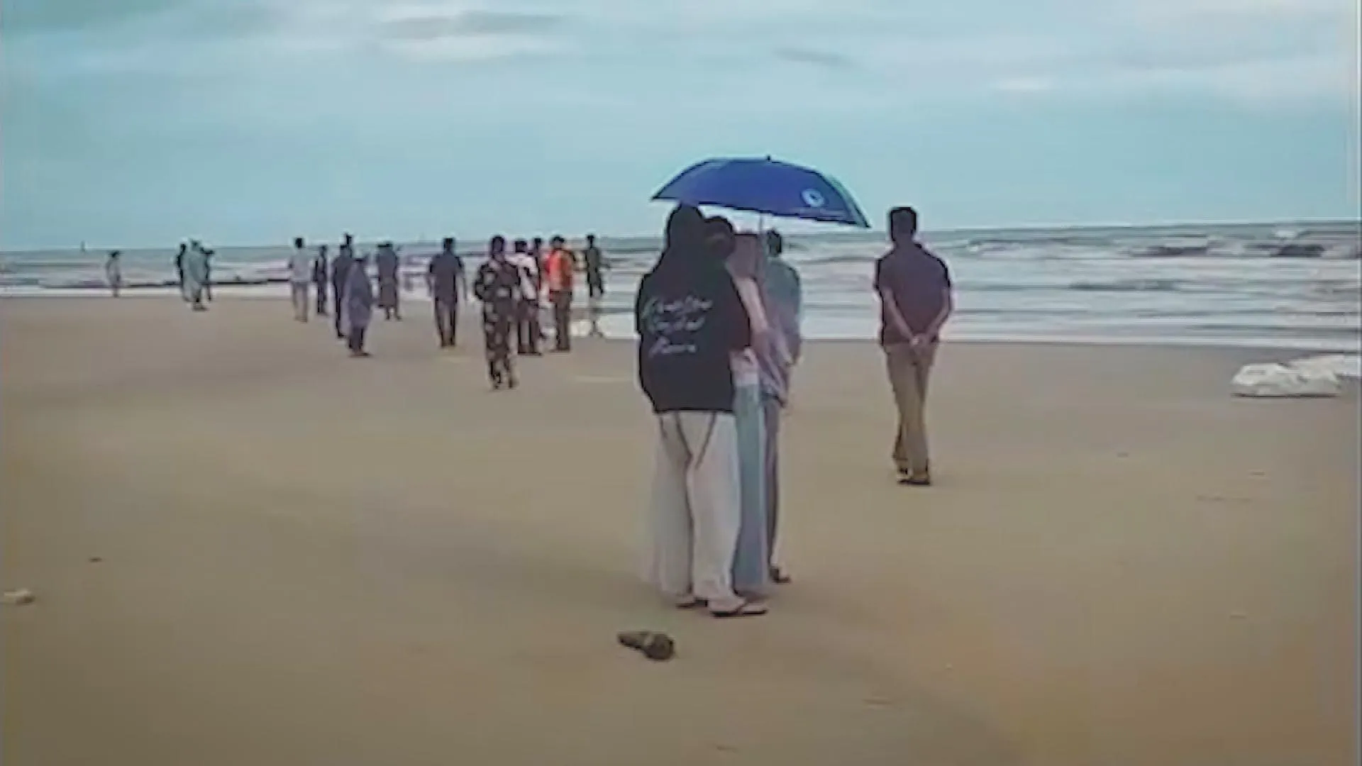 Quảng Trị: Tắm biển khi trời mưa, 5 học sinh bị cuốn trôi - Ảnh 1.