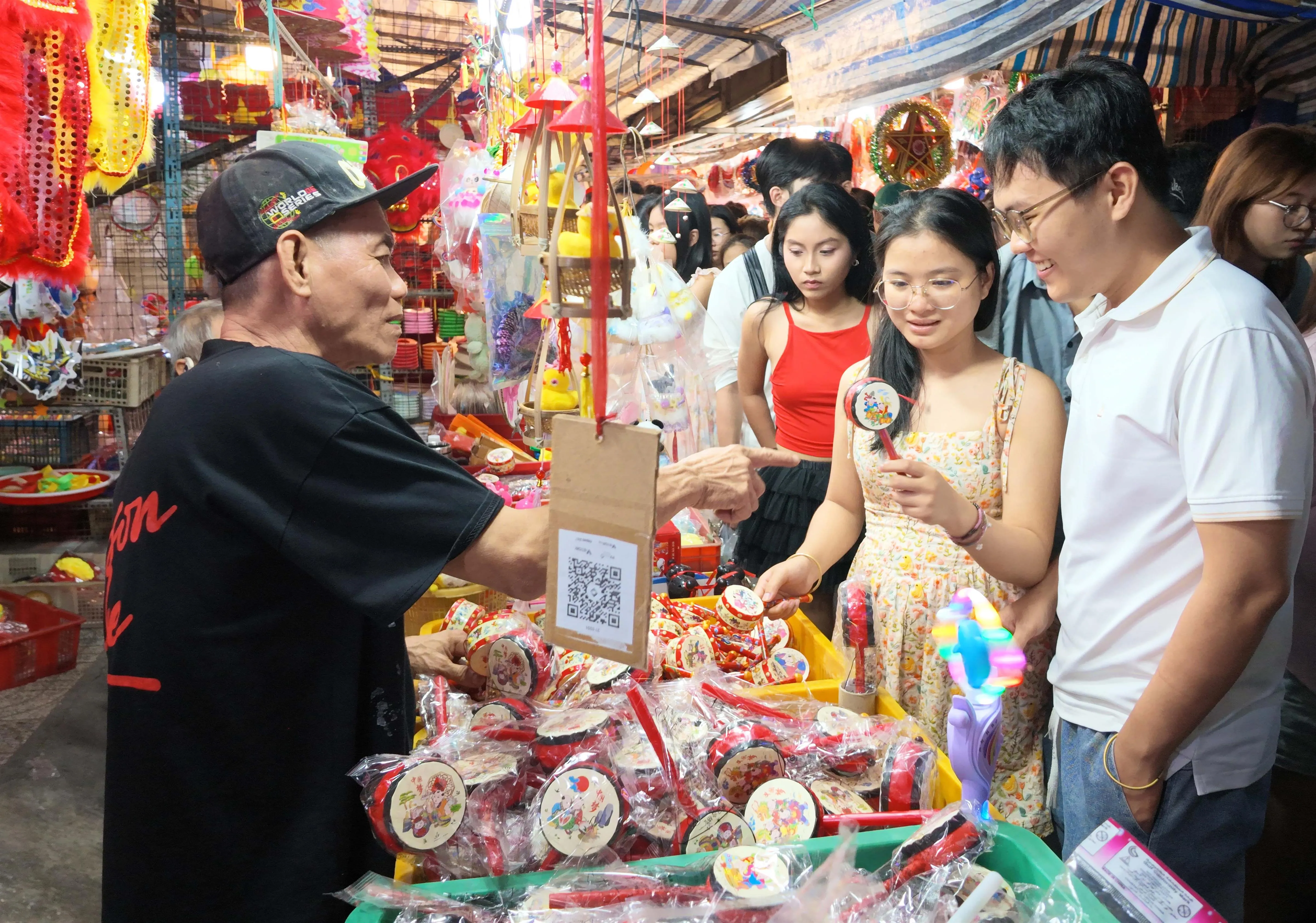 Khách tham quan lựa chọn lồng đèn giữa những gian hàng đầy sắc màu trên phố Lương Nhữ Học - Ảnh: Văn Phúc