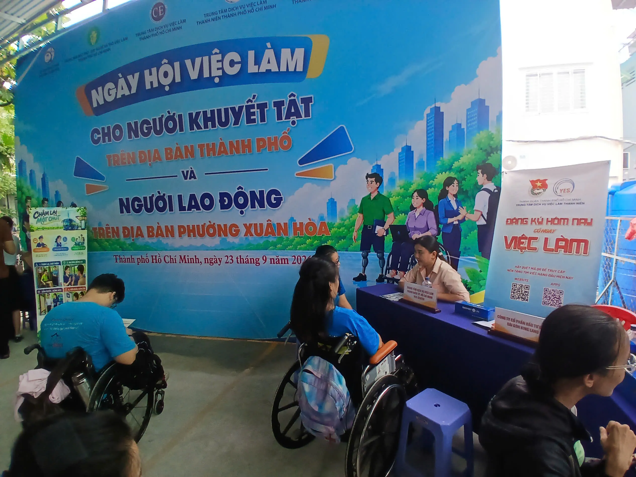 Gia đình của các bạn thanh niên bị khuyết tật cùng đến tìm hiểu công việc tại ngày hội - Ảnh Bá Nam
