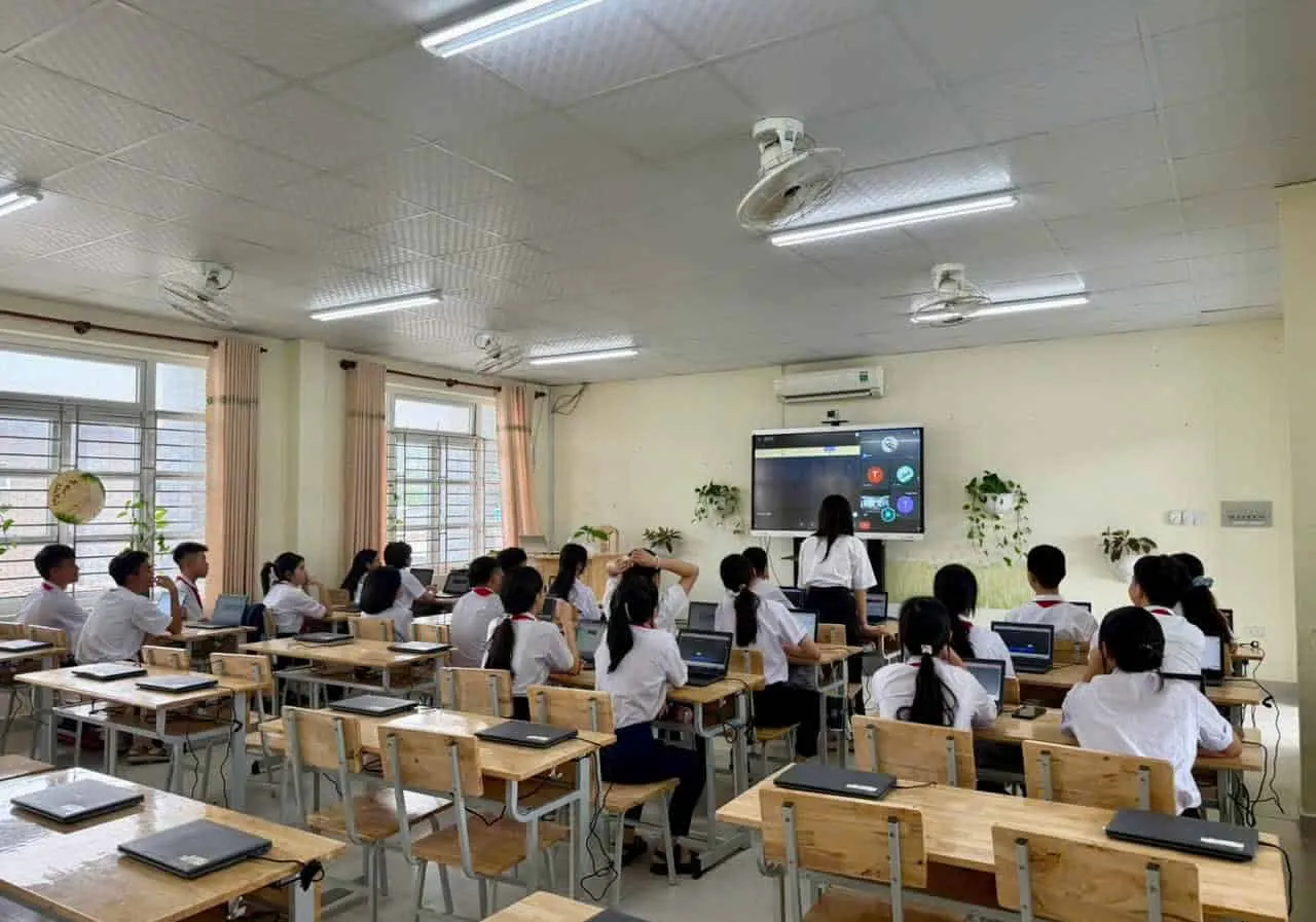 Hình ảnh lớp học số tại đầu cầu Côn Đảo