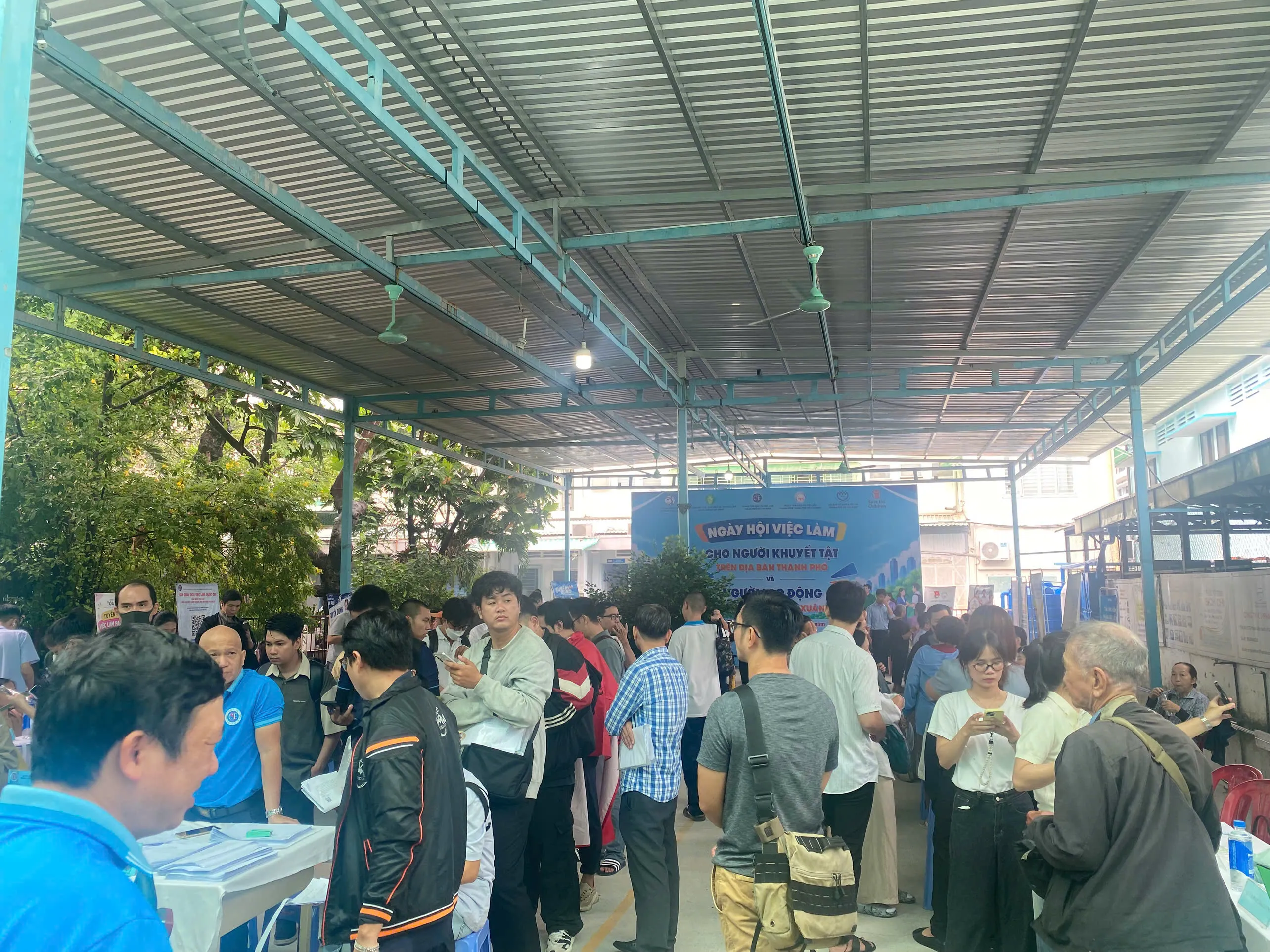 Quang cảnh nhộn nhịp tại ngày hội tìm việc làm dành cho người lao động và cho người khuyết tật trên địa bàn TPHCM - Ảnh Bá Nam