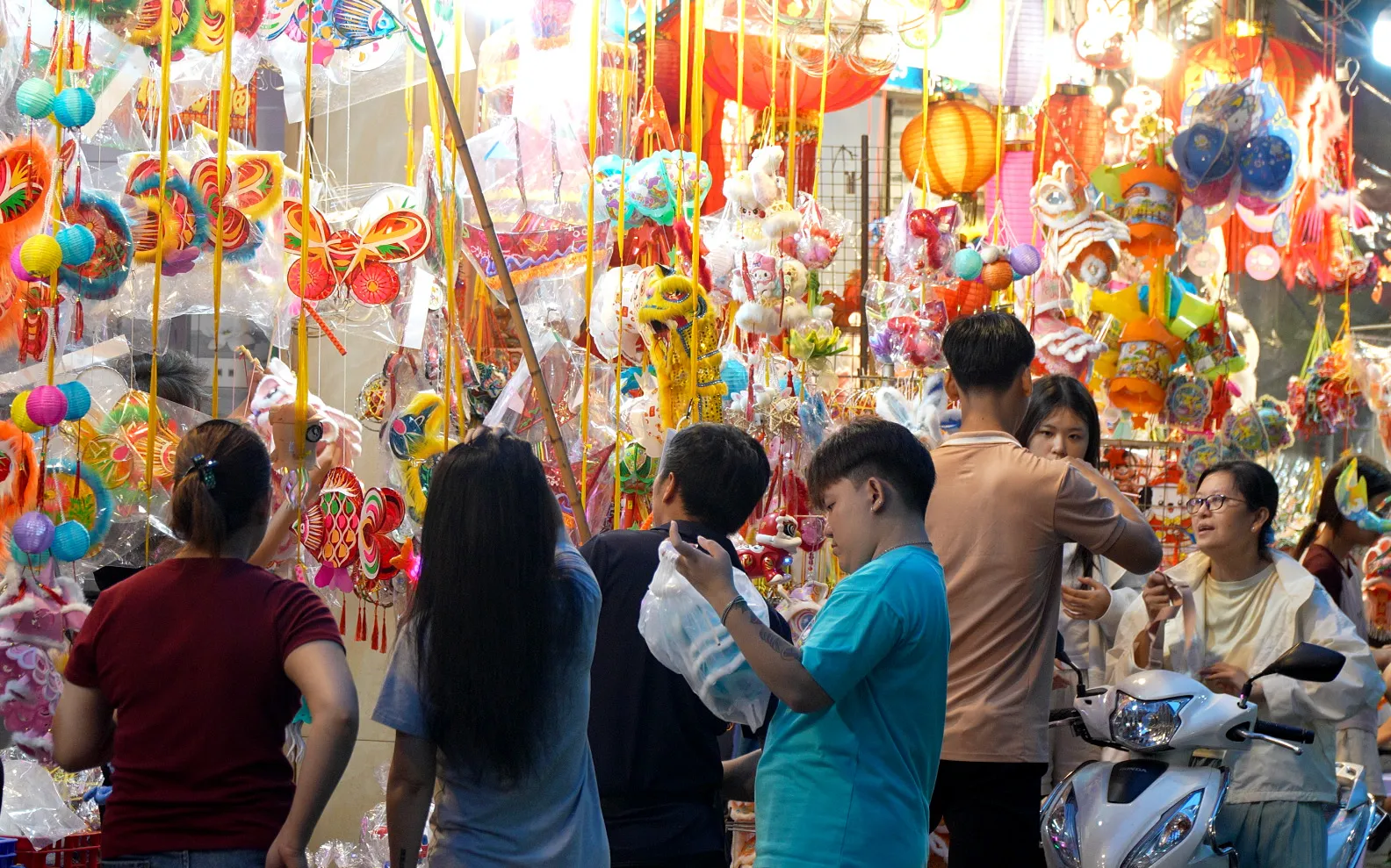 Các gian hàng bày bán lồng đèn, đầu lân và đồ chơi Trung thu với nhiều kiểu dáng, màu sắc - Ảnh: Văn Phúc