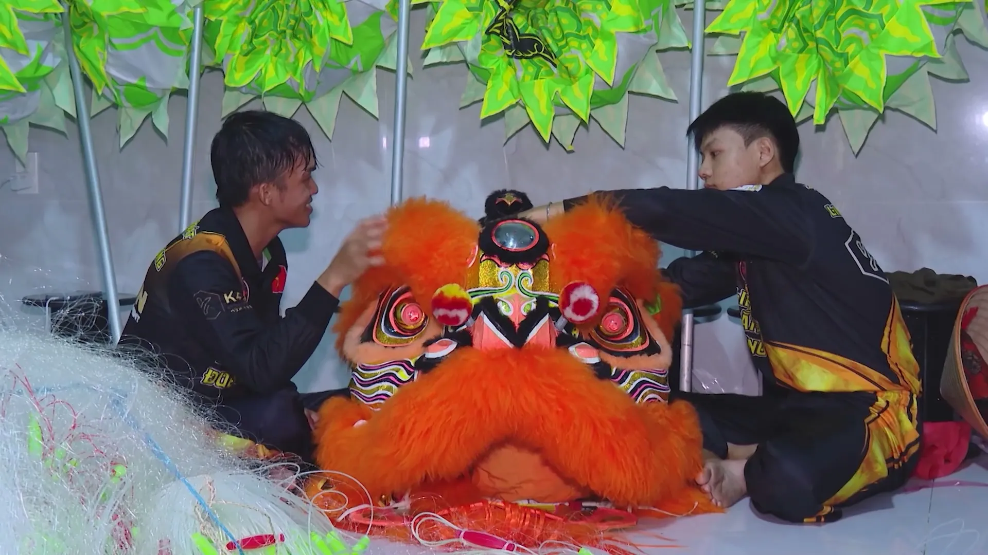 Đêm hội trăng rằm ấm áp yêu thương | Vươn Khơi - Ngày 25/9/2026- Ảnh 6. Đều đặn 18 giờ mỗi ngày, khoảng sân nhỏ của Câu lạc bộ Lân Sư Rồng Linh Thắng Đường lại rộn rã tiếng trống