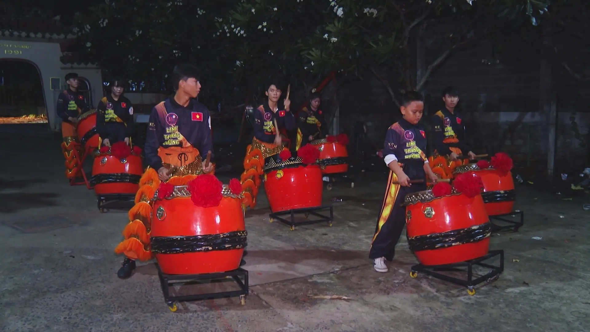 Đêm hội trăng rằm ấm áp yêu thương | Vươn Khơi - Ngày 25/9/2026- Ảnh 7. Đều đặn 18 giờ mỗi ngày, khoảng sân nhỏ của Câu lạc bộ Lân Sư Rồng Linh Thắng Đường lại rộn rã tiếng trống