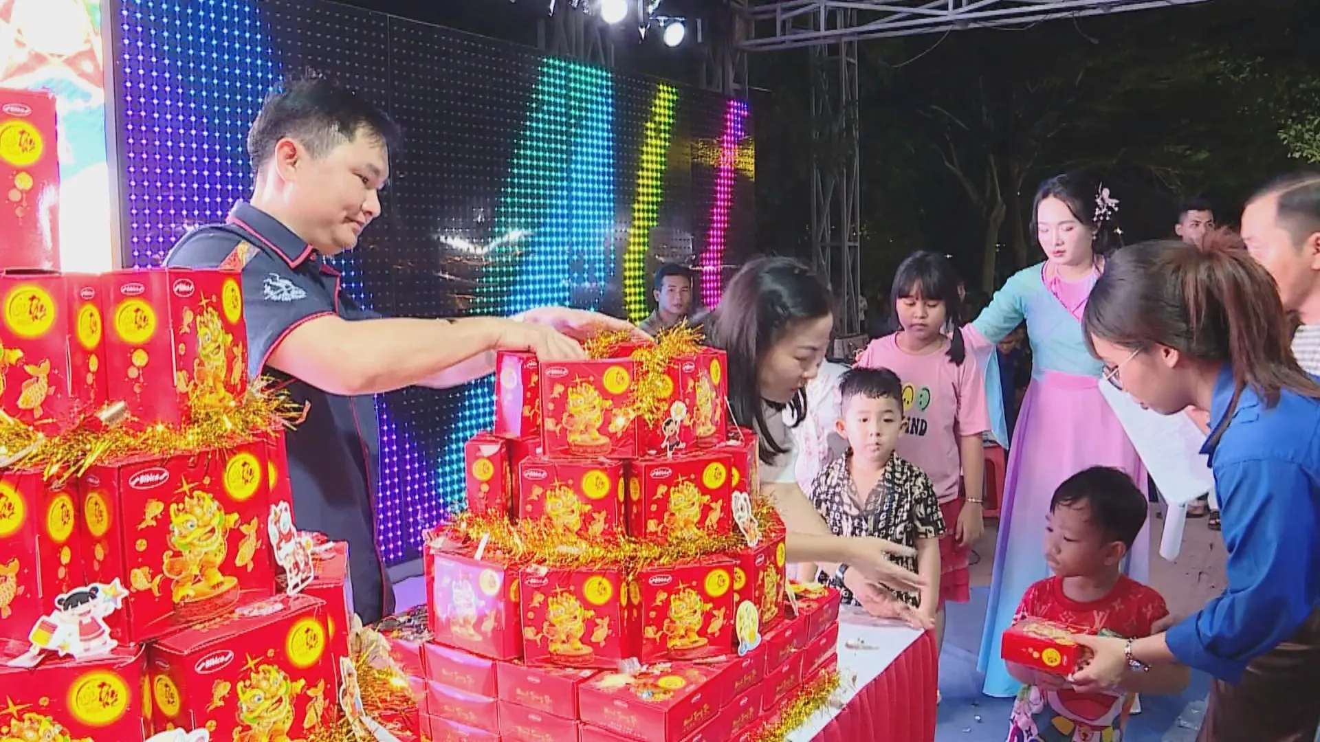 Đêm hội trăng rằm ấm áp yêu thương | Vươn Khơi - Ngày 25/9/2026- Ảnh 2. Hơn 500 em thiếu nhi đến từ phường Thới Hòa và các phường, xã lân cận đã tham gia đêm hội