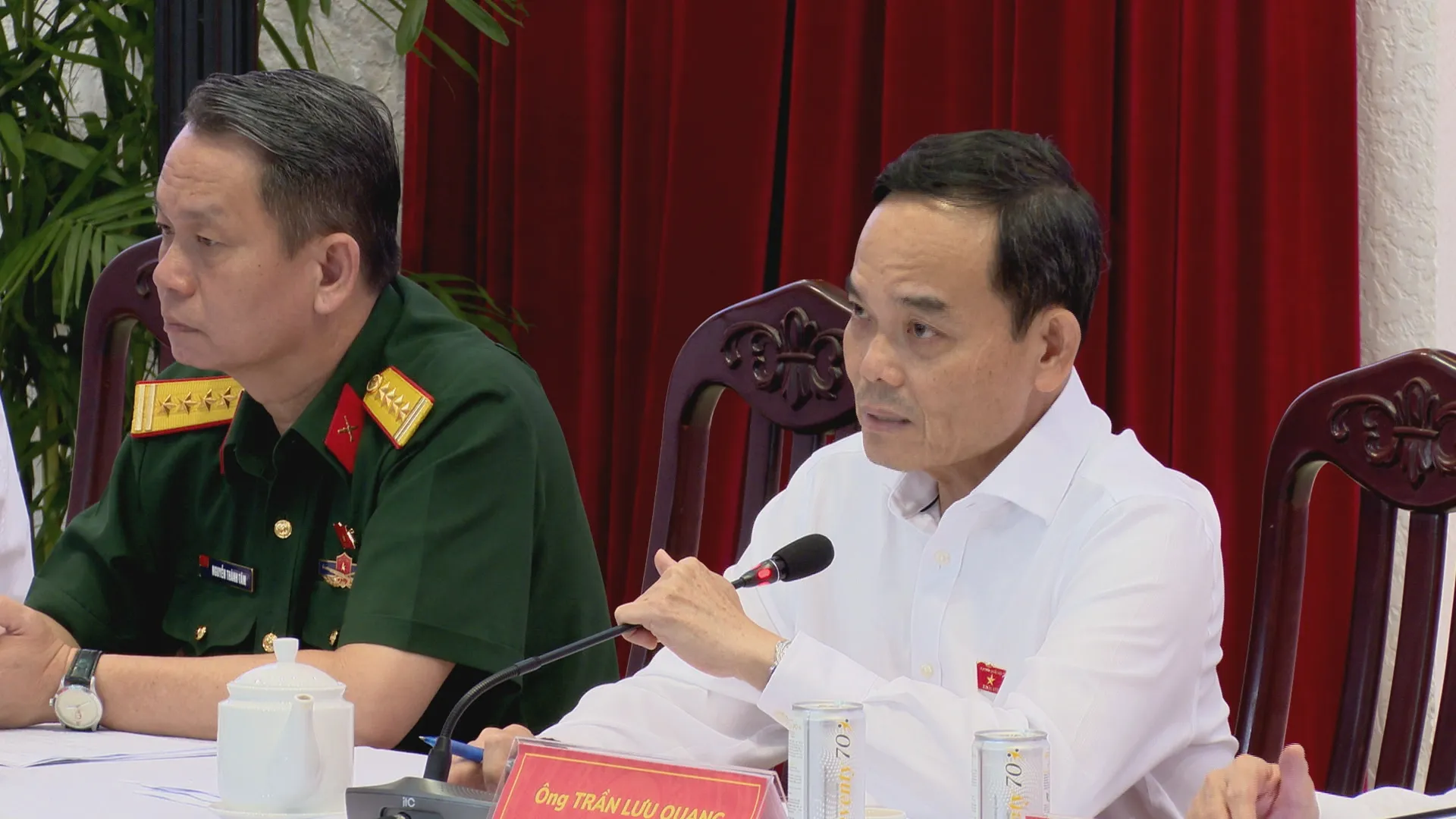 Chủ tịch Quốc hội tiếp xúc cử tri TP. Hồ Chí Minh: Thành phố quyết tâm đạt tăng trưởng 2 con số- Ảnh 1. Đồng chí Trần Lưu Quang - Ủy viên Bộ Chính trị, Bí thư Thành ủy, Trưởng đoàn Đại biểu Quốc hội TP. Hồ Chí Minh giải đáp thắc mắc của cử tri