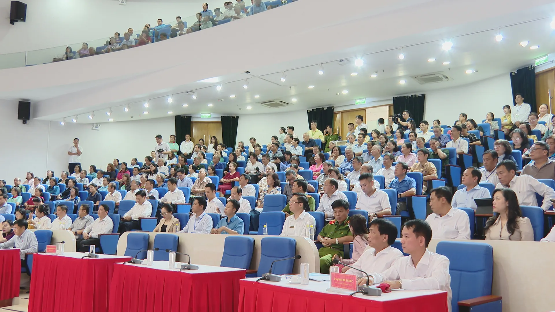 Chủ tịch Quốc hội tiếp xúc cử tri TP. Hồ Chí Minh: Thành phố quyết tâm đạt tăng trưởng 2 con số- Ảnh 2. Toàn cảnh buổi tiếp xúc cử tri trước kỳ họp thứ 2, Quốc hội khóa 16