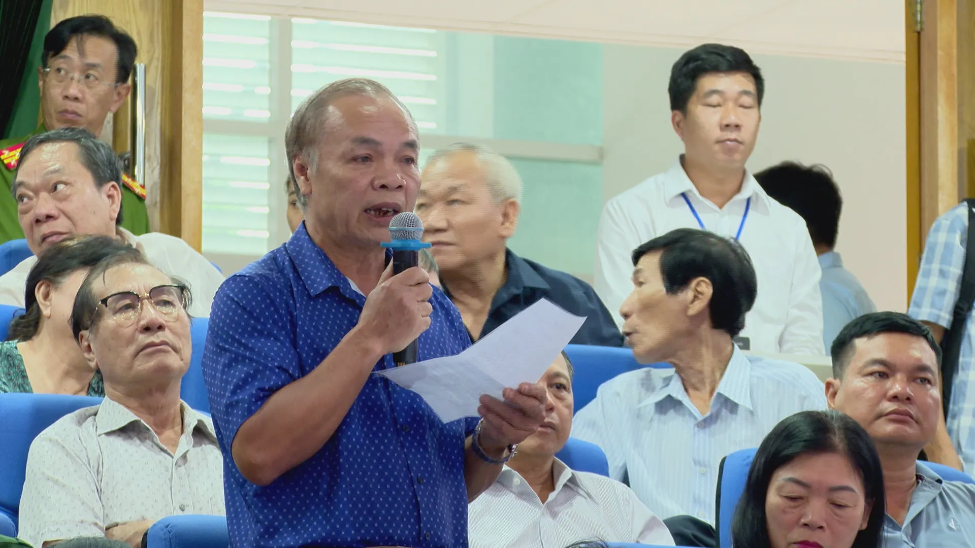 Chủ tịch Quốc hội tiếp xúc cử tri TP. Hồ Chí Minh: Thành phố quyết tâm đạt tăng trưởng 2 con số- Ảnh 3. Cử tri Nguyễn Xuân Tếu (Phường Xuân Hòa) nêu khó khăn trong tiếp cận chuyển đổi số và dịch vụ công trực tuyến