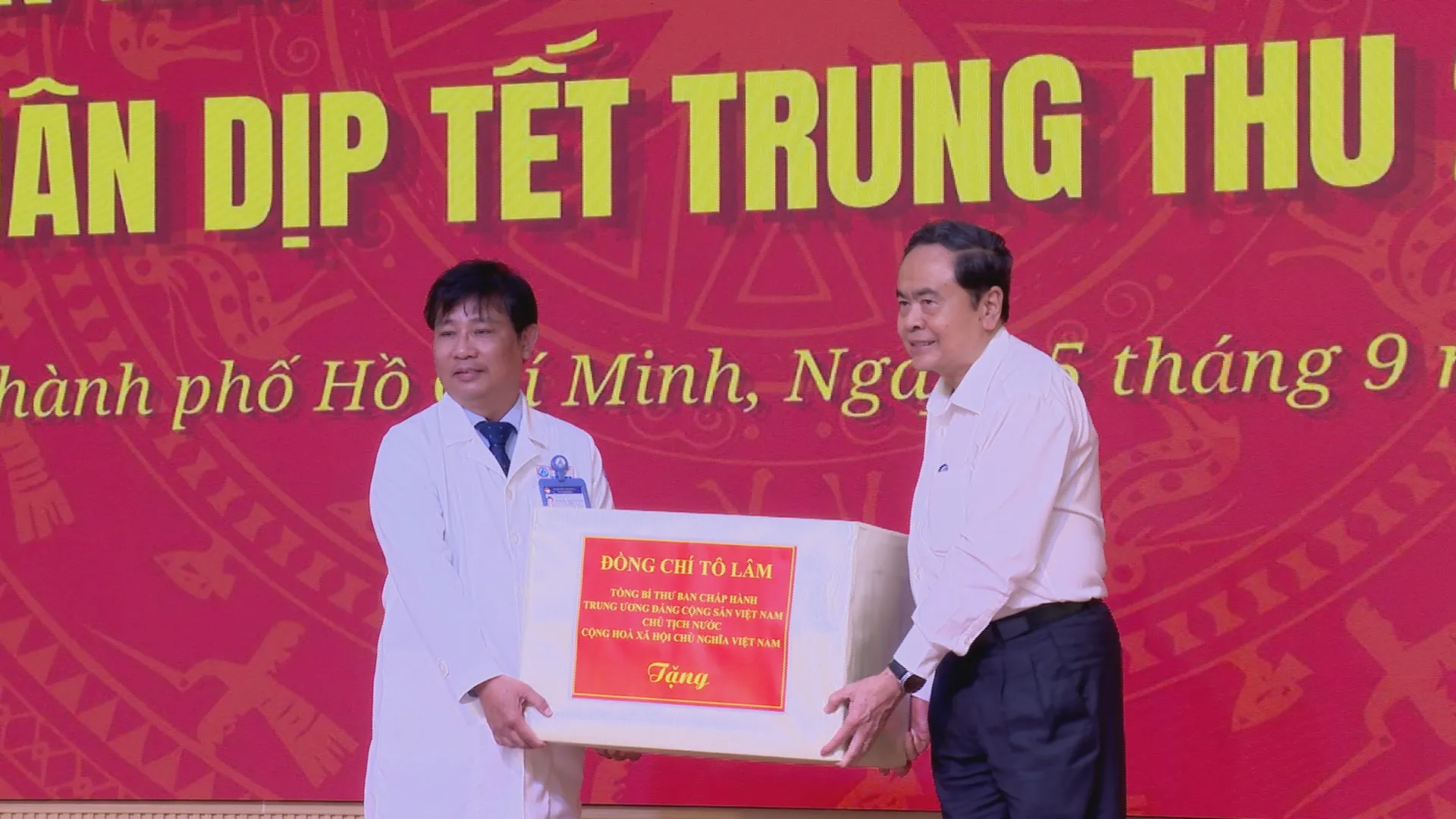 Dịp này, Chủ tịch Quốc Hội Trần Thanh Mẫn đã trực tiếp trao phần qua ý nghĩa, tình cảm của Tổng bí thư, chủ tịch nước Tô Lâm cho các cháu thiếu nhi