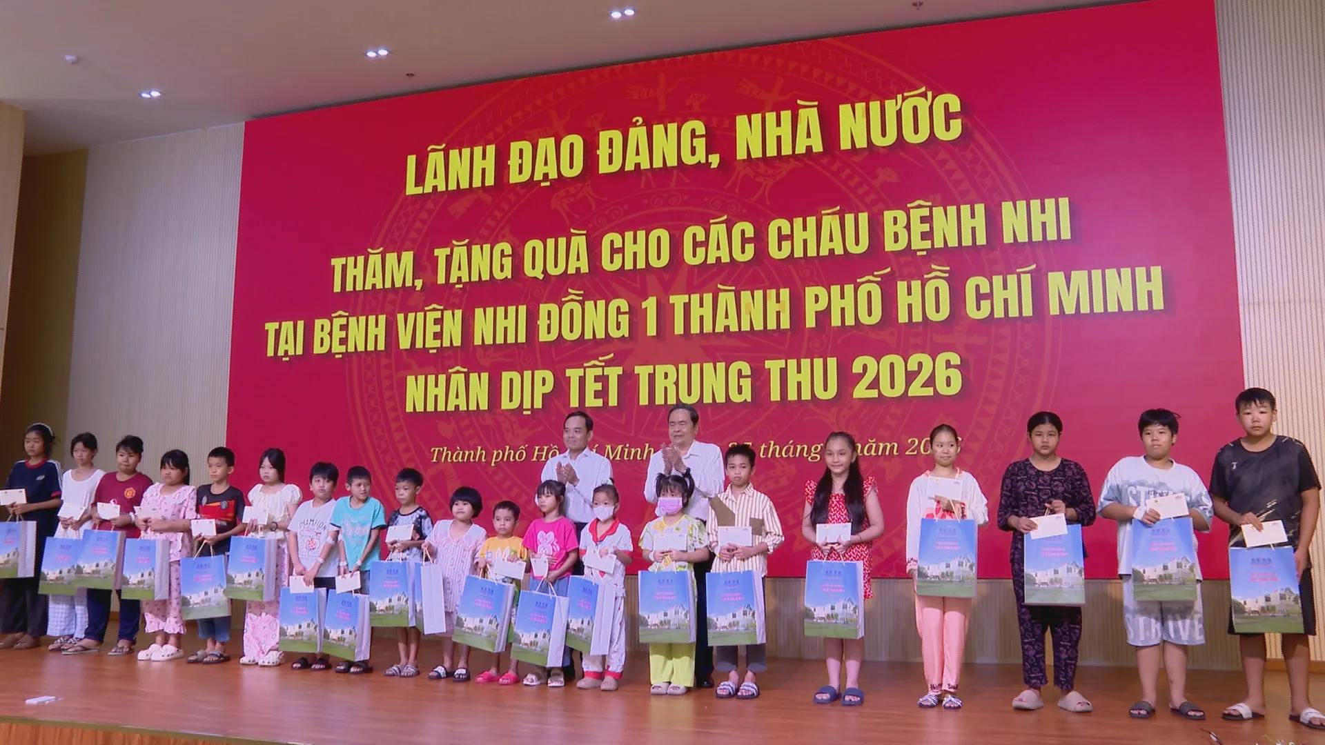 Dịp này, Chủ tịch Quốc Hội Trần Thanh Mẫn đã trực tiếp trao phần qua ý nghĩa, tình cảm của Tổng bí thư, chủ tịch nước Tô Lâm cho các cháu thiếu nhi