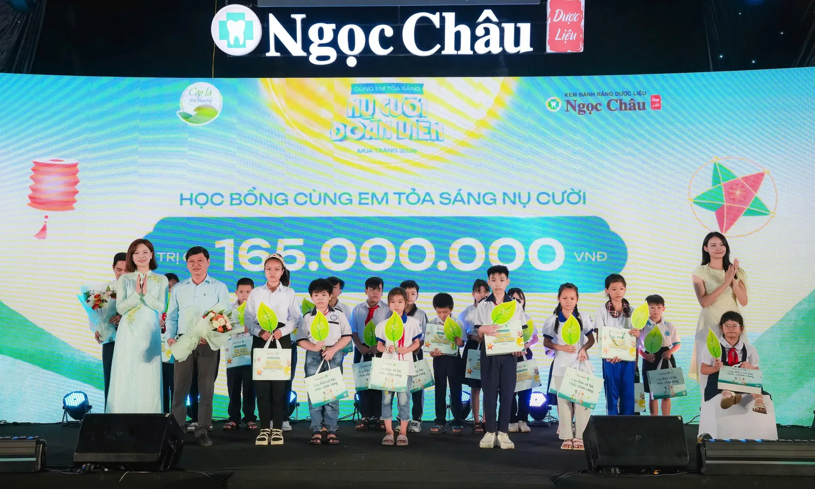 Trao 30 suất học bổng cho các em có hoàn cảnh khó khăn tại TPHCM, Đồng Tháp và Cần Thơ nhân dịp Trung thu 2026