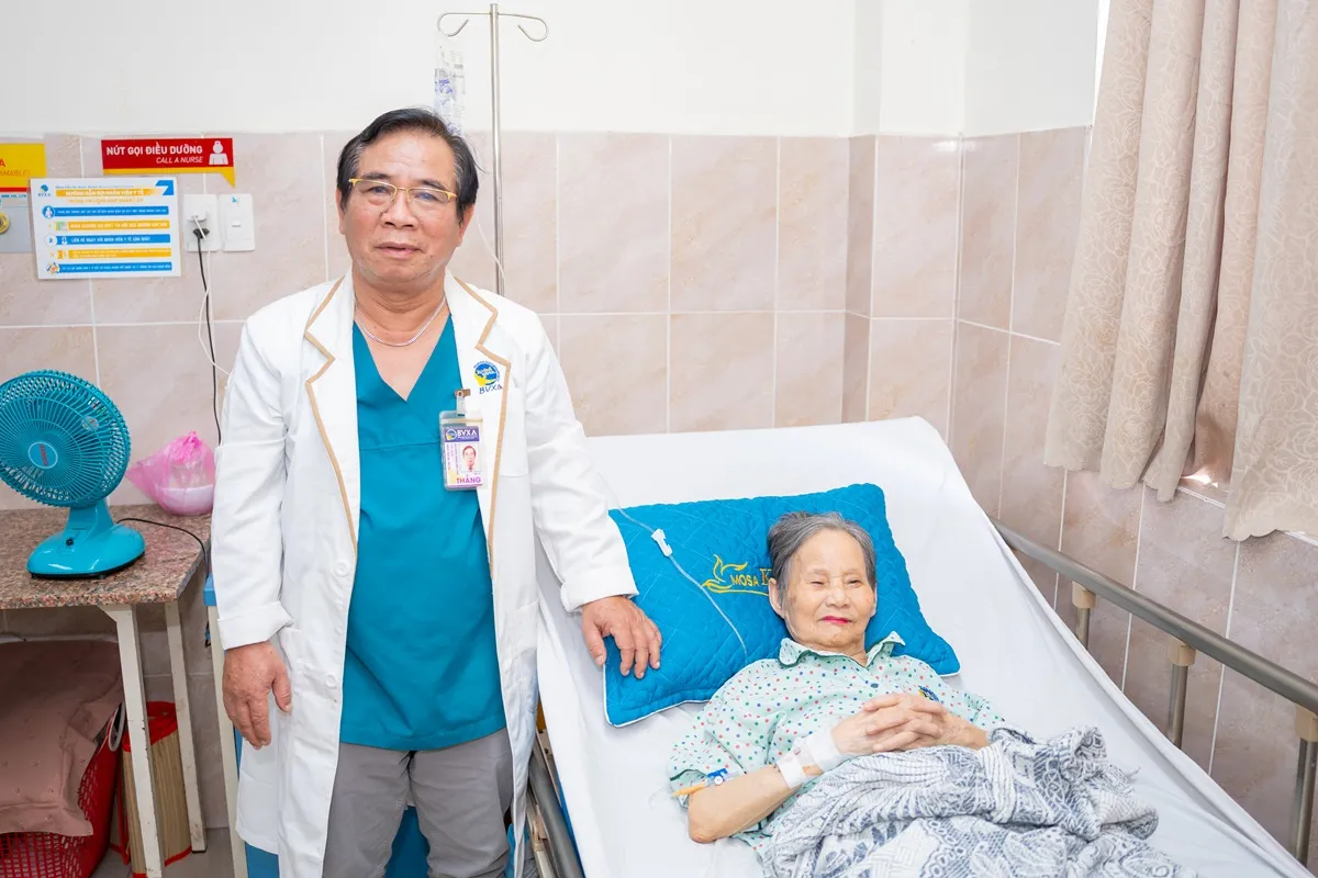 BÁC SĨ THĂM BỆNH NHÂN