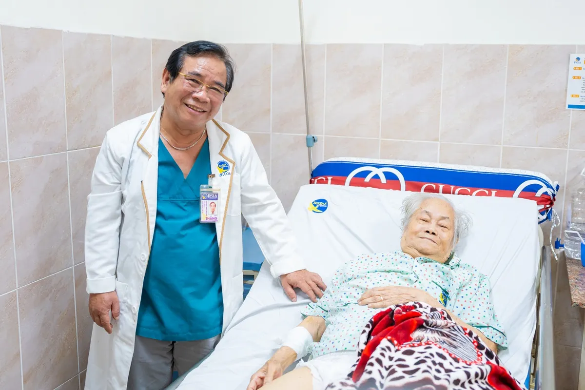 BÁC SĨ THĂM KHÁM BỆNH NHÂN