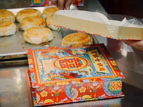 Bao bì sản phẩm của Tiệm bánh Triệu Minh Hiệp đã có sự thay đổi sau bao năm, song vẫn giữ được họa tiết của hộp giấy làm thủ công truyền thống, hoa văn đẹp, khả năng giữ bánh nóng được lâu