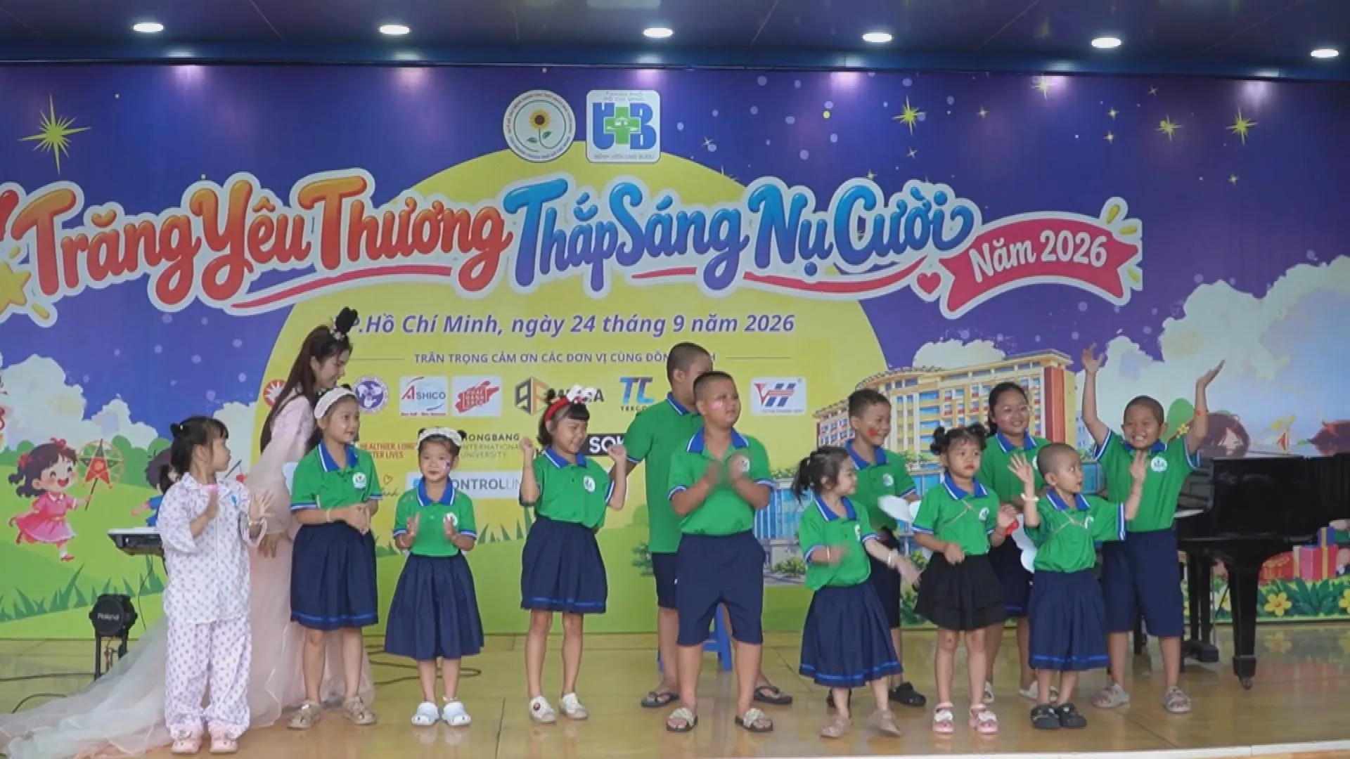 Các bệnh nhi được giao lưu cùng Chú Cuội, Chị Hằng tại nơi điều trị