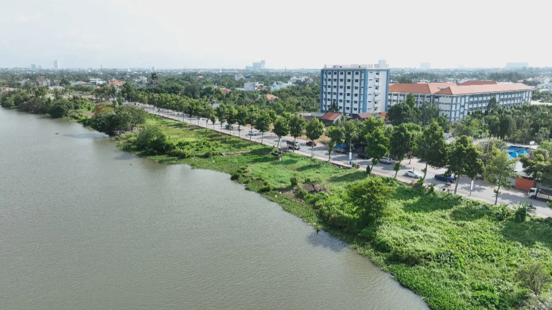 Các địa phương đang tiếp tục tập trung hoàn thiện công tác bồi thường, hỗ trợ và tái định cư để dự án có thể chính thức khởi công xây dựng