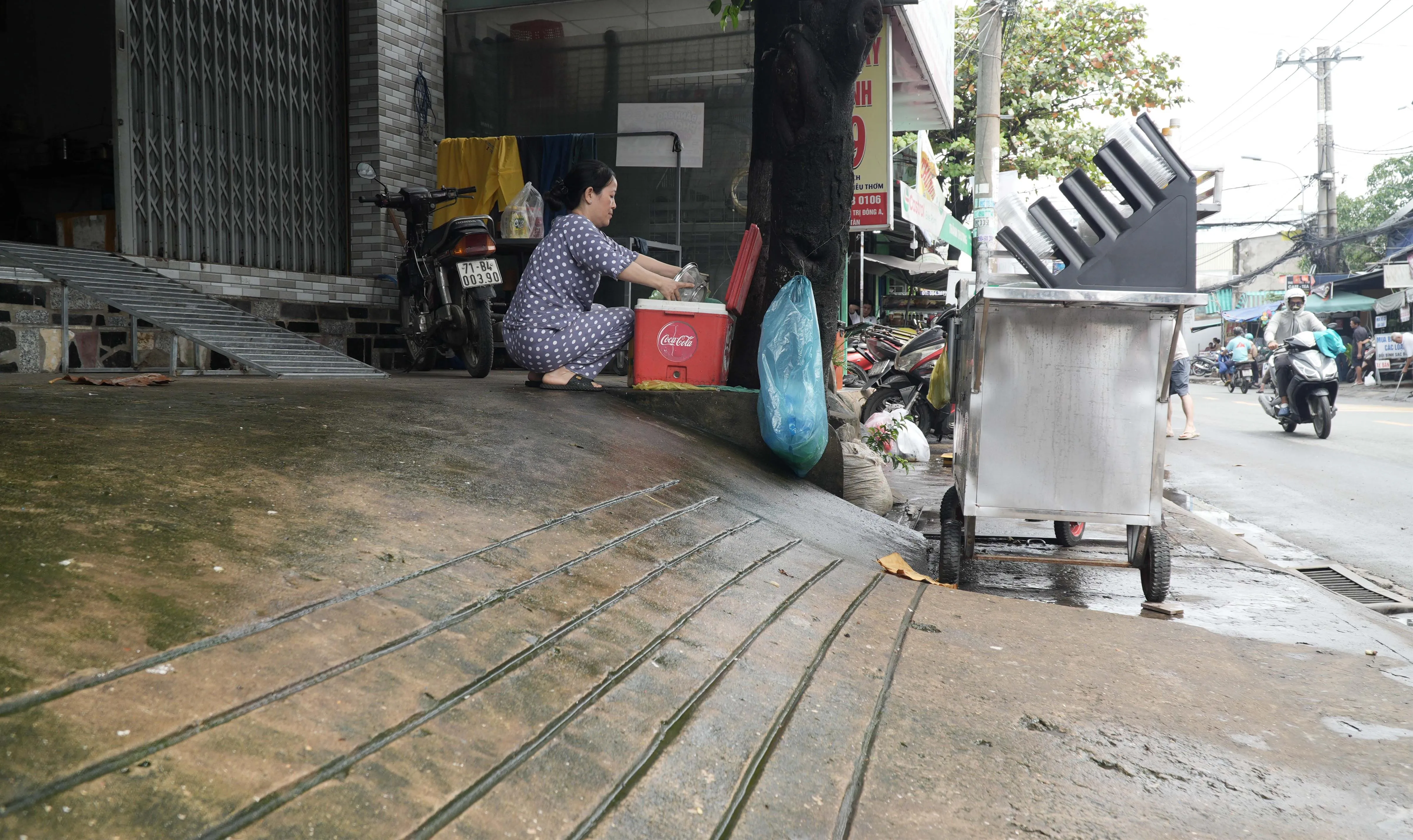 Chị Tiền 9 nhà nâng cao hơn mặt đường