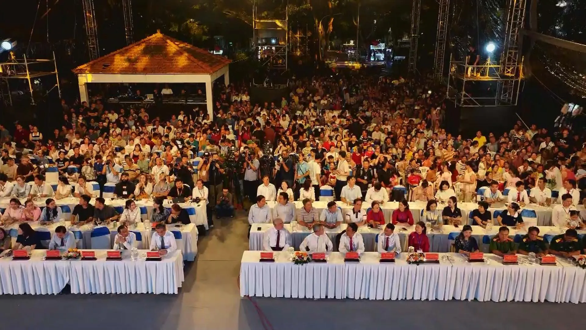 Đông đảo đại biểu và người dân tham dự đêm khai mạc tại Cần Giờ