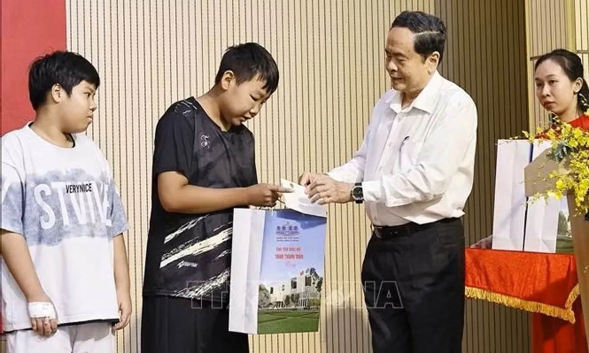 Chủ tịch Quốc hội thăm, động viên các bệnh nhi tại Bệnh viện Nhi đồng 1