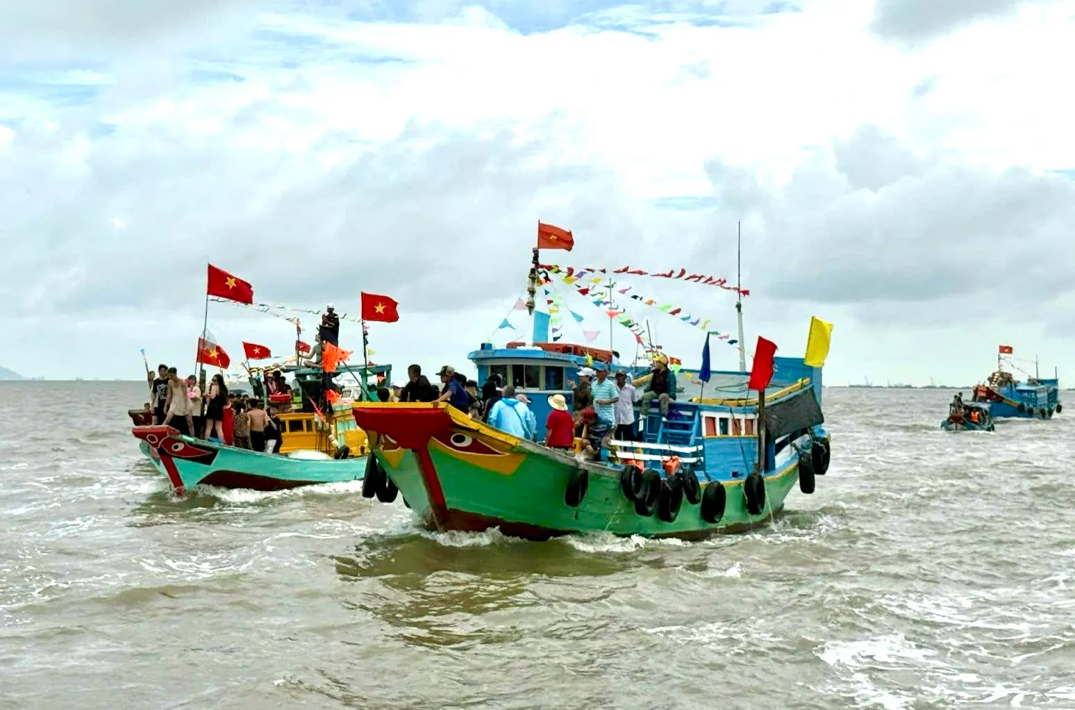 Ngư dân Cần Giờ trang hoàng ghe thuyền, tham gia lễ Nghinh Ông trên biển, cầu mong mưa thuận gió hòa, những chuyến ra khơi bình an.