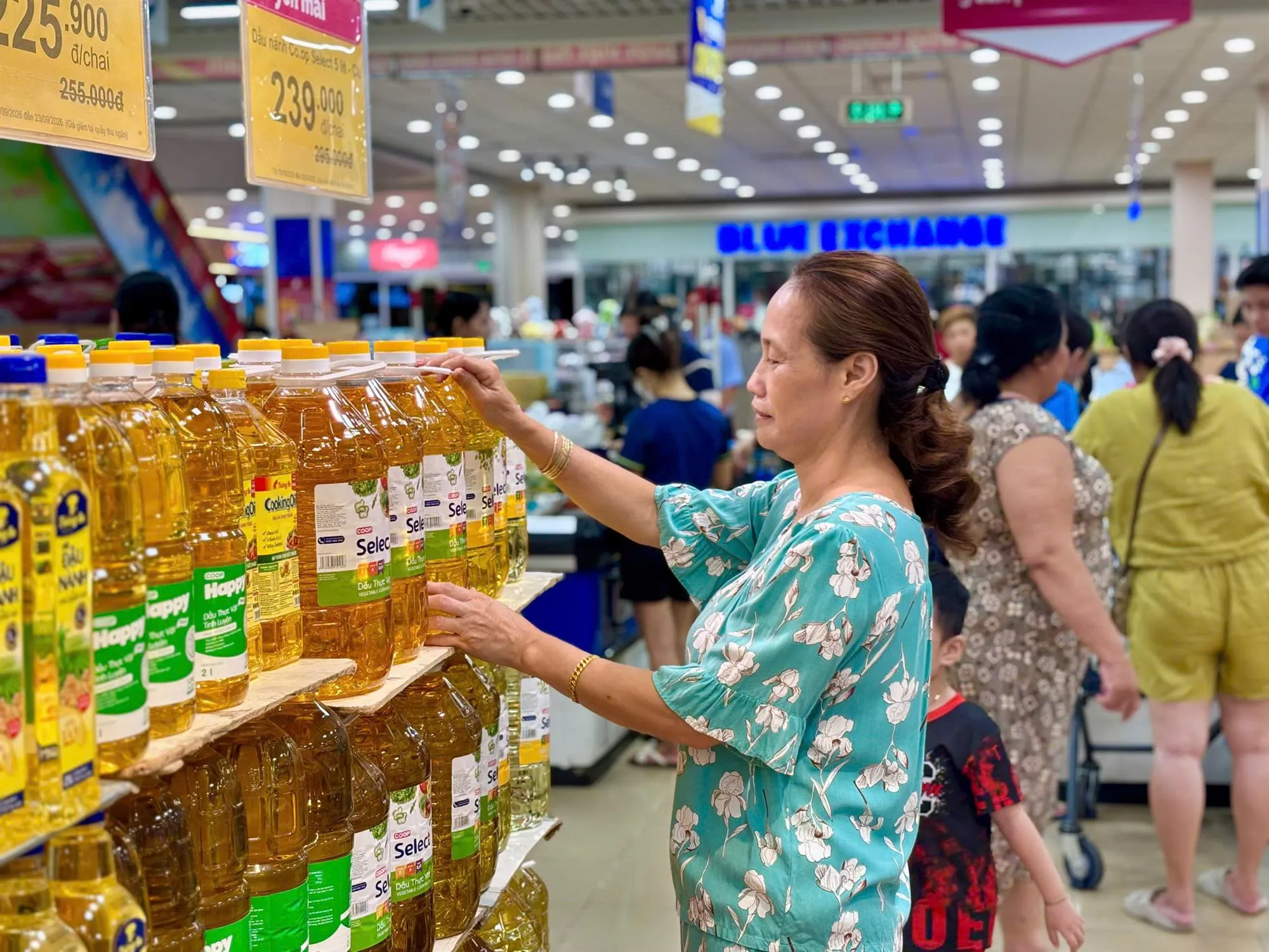 KHÁCH HÀNG LỰA CHỌN MUA DẦU ĂN CO.OP SELECT VỚI GIÁ ƯU ĐÃI