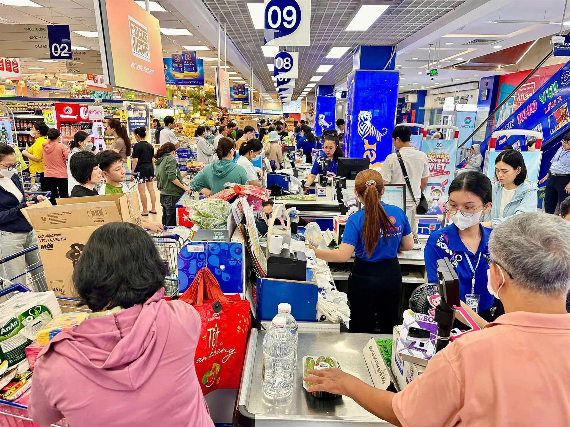 KHÔNG KHÍ MUA SẮM NHỘN NHỊP TẠI CO.OPMART