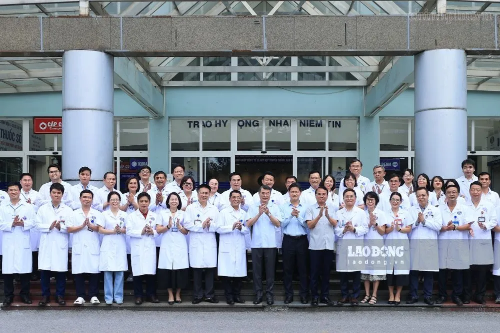 Thủ tướng Lê Minh Hưng cùng các y, bác sĩ của Bệnh viện K (Hà Nội) (Ảnh: Hải Nguyễn)