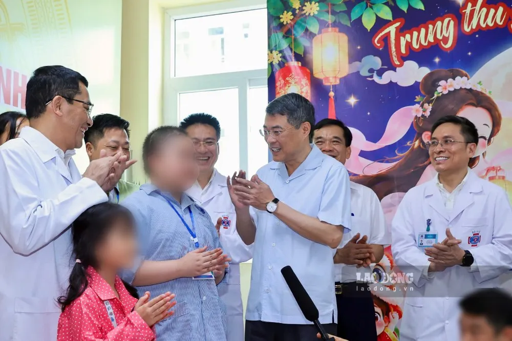 Thủ tướng Chính phủ Lê Minh Hưng thăm hỏi các bệnh nhi (Ảnh: Hải Nguyễn)