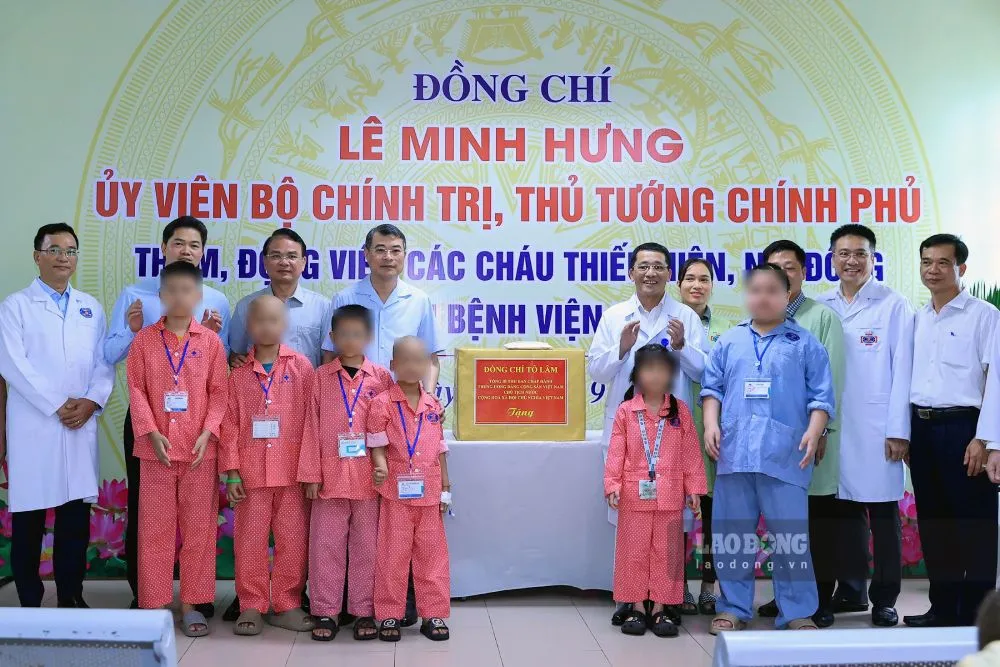 Thủ tướng Chính phủ Lê Minh Hưng trao quà của Tổng Bí thư, Chủ tịch nước Tô Lâm tặng các bệnh nhi đang điều trị tại Bệnh viện (Ảnh: Hải Nguyễn)